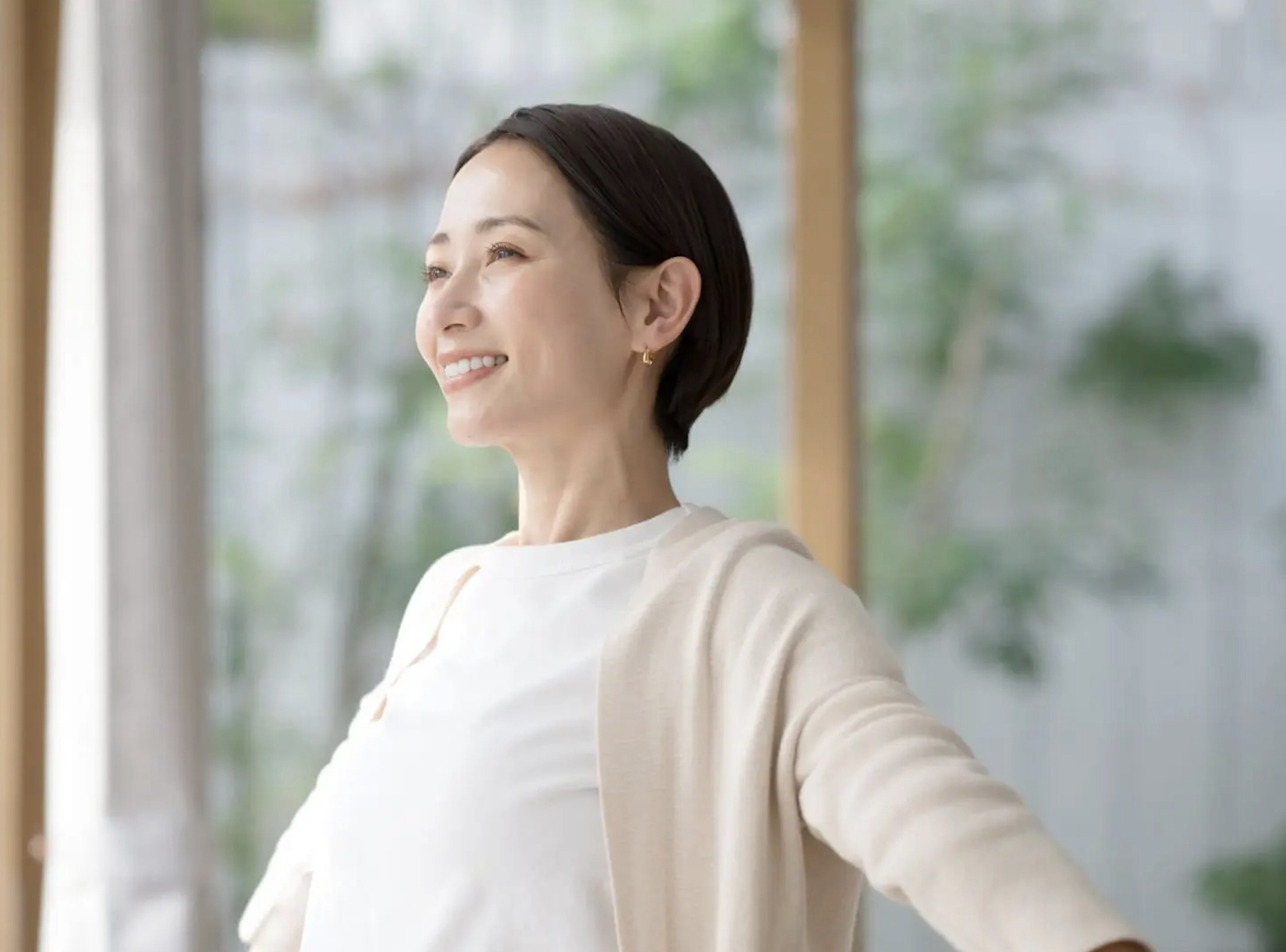 輝く笑顔の女性写真